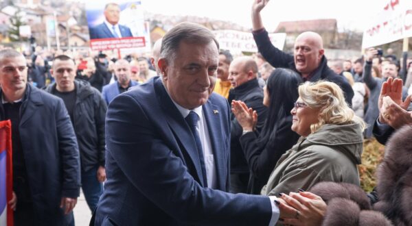 29.01.2025., Sarajevo Bosna i Hercegovina - Predsjednik bh. entiteta RS Milorad Dodik stigao je danas u sud BiH, a kao i u prijasnjim rocistima, ispred zgrade su ga docekale pristase. Photo: Armin Durgut/PIXSELL