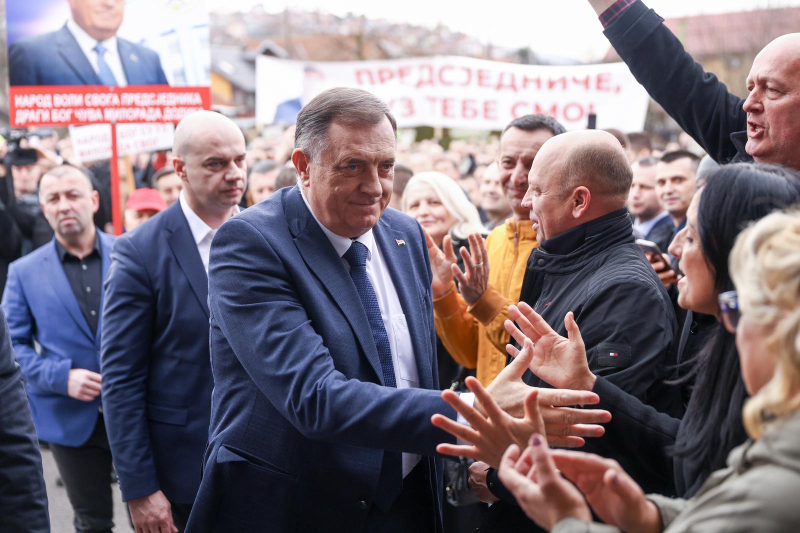 29.01.2025., Sarajevo Bosna i Hercegovina - Predsjednik bh. entiteta RS Milorad Dodik stigao je danas u sud BiH, a kao i u prijasnjim rocistima, ispred zgrade su ga docekale pristase. Photo: Armin Durgut/PIXSELL