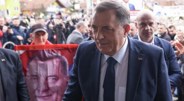 29.01.2025., Sarajevo Bosna i Hercegovina - Predsjednik bh. entiteta RS Milorad Dodik stigao je danas u sud BiH, a kao i u prijasnjim rocistima, ispred zgrade su ga docekale pristase. Photo: Armin Durgut/PIXSELL