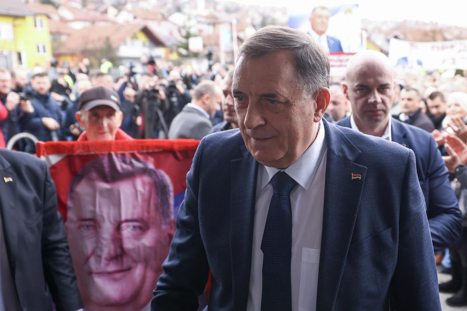 29.01.2025., Sarajevo Bosna i Hercegovina - Predsjednik bh. entiteta RS Milorad Dodik stigao je danas u sud BiH, a kao i u prijasnjim rocistima, ispred zgrade su ga docekale pristase. Photo: Armin Durgut/PIXSELL
