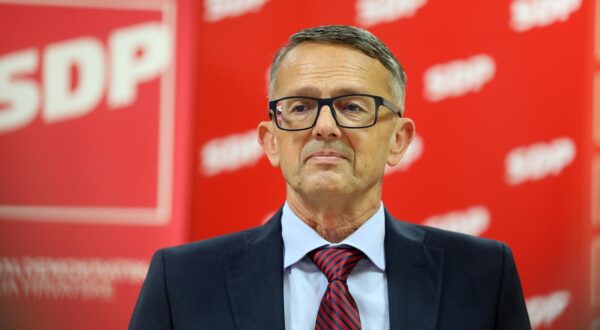29.10.2024., Rijeka - Konferencija za novinare Ivice Lukanovica predsjednika Zupanijske organizacije SDP-a i saborskog zastupnika te Sase Djujica politickog tajnika SDP-a Hrvatska i saborskog zastupnika. Photo: Goran Kovacic/PIXSELL