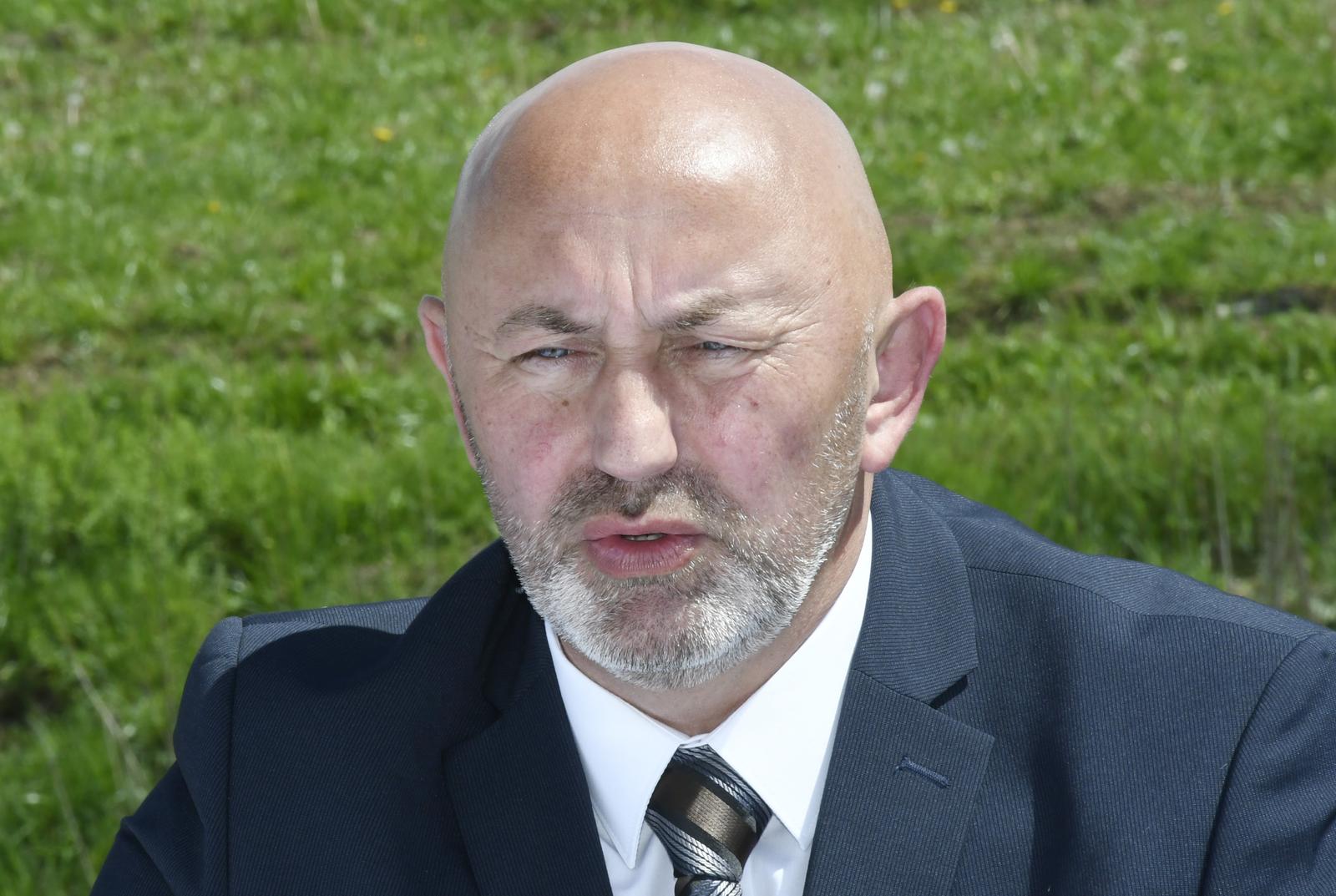 30.04.2021., Mahovo - Nacelnik Opcine Martinska Ves Stjepan Ivos i direktor tvrtke PHOTO VOLT d.o.o. Miodrag Kezam potpisali su Ugovora o osnivanju prava gradjenja za izgradnju suncane elektrane na 65 ha zemljista, snage cca. 60 MW u Poslovnoj zoni Mahovo u Opcini Martinska Ves. Vrijednost investicije je 500 milijuna kuna plus PDV. Stjepan Ivos.rPhoto: Nikola Cutuk/PIXSELL