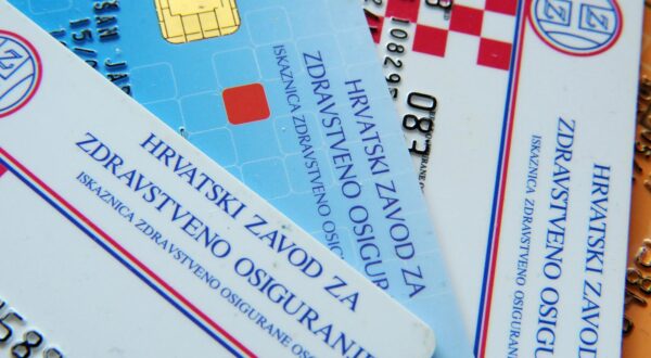 31.03.2015., Sibenik - Zdravstvena iskaznica i kartica dopunskog osiguranja. "nPhoto: Dusko Jaramaz/PIXSELL