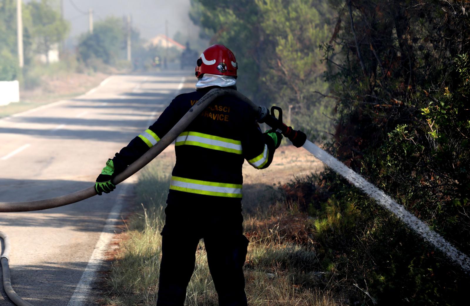 31.07.2024., Plastovo - Vatrogasci se bore s pozarom koji je zahvatio sumu na potezu mjesta Plastovo i Dubravica nedaleko nacionalnog parka Krka. Photo: Dusko Jaramaz/PIXSELL