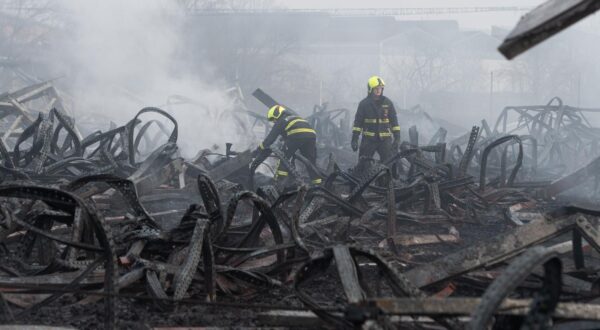 Slovenija, Maribor, 09.02.2025, 09. februar 2025
Posledice sinočnjega  velikega požara na obrobju obrtne cone Tezno ,gasilci policija 
Foto:Miloš Vujinović/BOBO Photo: Milos Vujinovic/FA Bobo/PIXSELL/F.A. BOBO