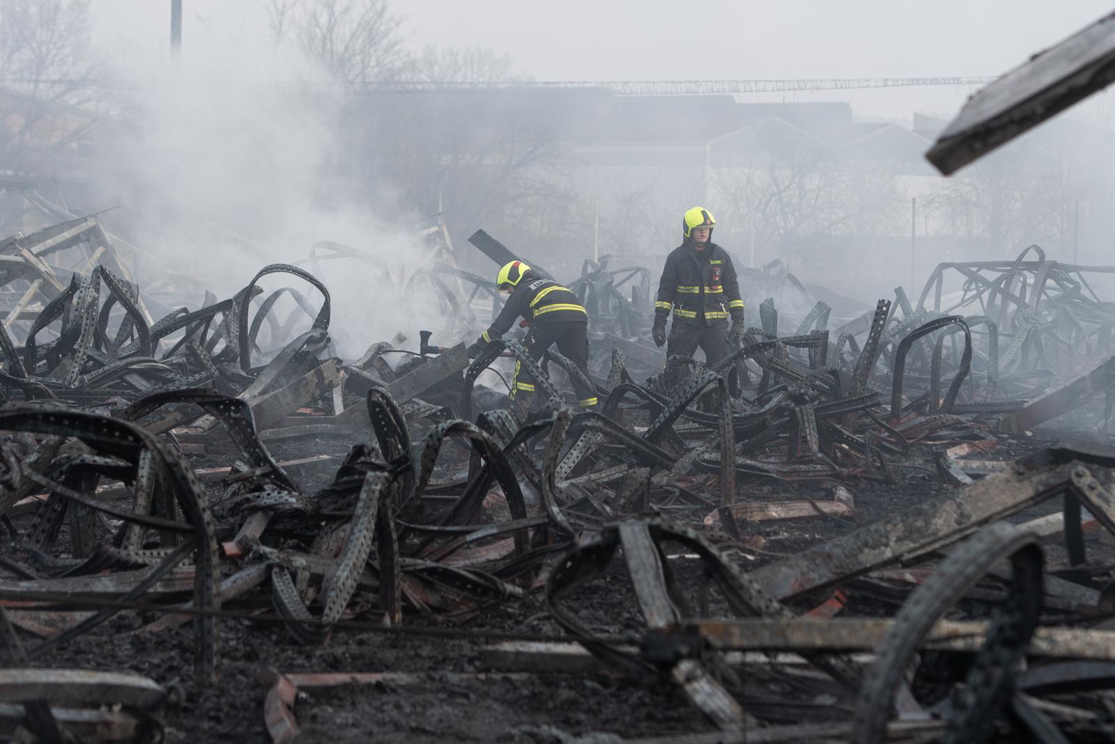Slovenija, Maribor, 09.02.2025, 09. februar 2025
Posledice sinočnjega  velikega požara na obrobju obrtne cone Tezno ,gasilci policija 
Foto:Miloš Vujinović/BOBO Photo: Milos Vujinovic/FA Bobo/PIXSELL/F.A. BOBO