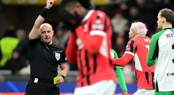 Soccer Football - Champions League - Knockout Phase Playoff - Second Leg - AC Milan v Feyenoord - San Siro, Milan, Italy - February 18, 2025 AC Milan's Theo Hernandez reacts after being shown a second yellow then red card for simulation by referee Szymon Marciniak REUTERS/Daniele Mascolo Photo: Daniele Mascolo/REUTERS
