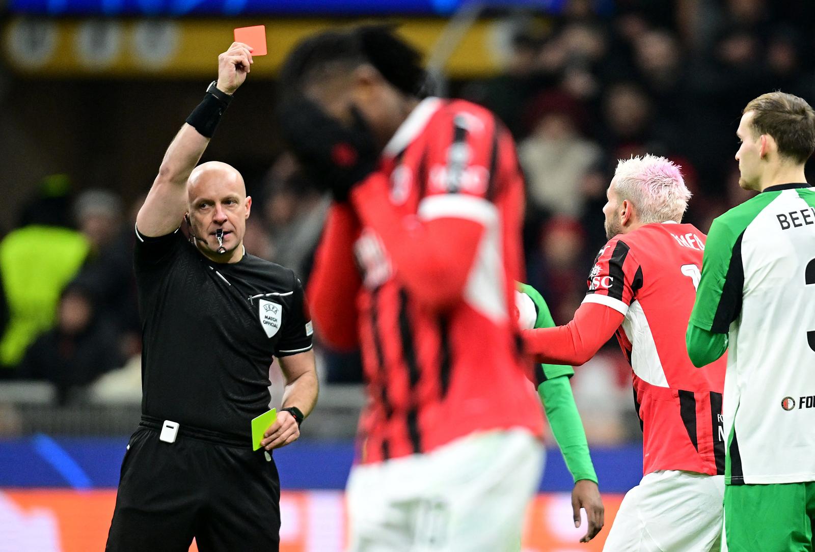 Soccer Football - Champions League - Knockout Phase Playoff - Second Leg - AC Milan v Feyenoord - San Siro, Milan, Italy - February 18, 2025 AC Milan's Theo Hernandez reacts after being shown a second yellow then red card for simulation by referee Szymon Marciniak REUTERS/Daniele Mascolo Photo: Daniele Mascolo/REUTERS