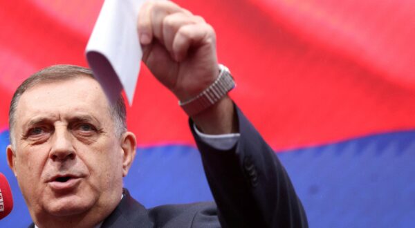 President of Republika Srpska (Serb Republic) Milorad Dodik addresses his supporters reacting to a court decision on charges that he defied rulings by an international peace envoy, in Banja Luka, Bosnia and Herzegovina, February 26, 2025. REUTERS/Amel Emric     TPX IMAGES OF THE DAY Photo: AMEL EMRIC/REUTERS