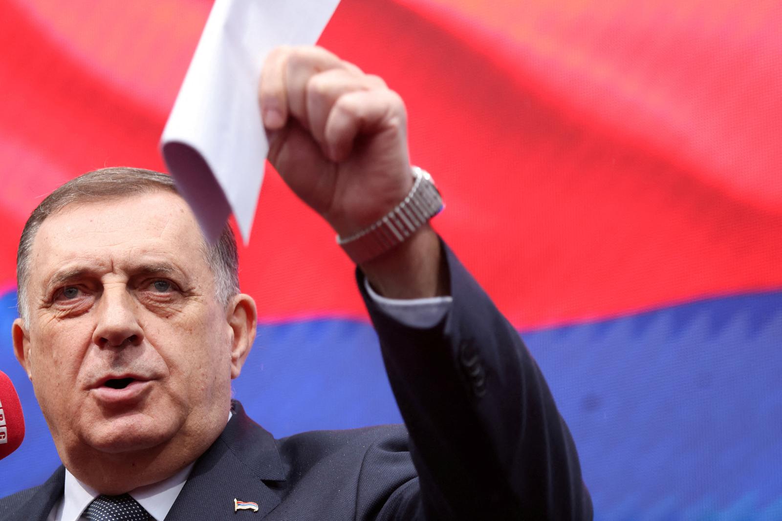 President of Republika Srpska (Serb Republic) Milorad Dodik addresses his supporters reacting to a court decision on charges that he defied rulings by an international peace envoy, in Banja Luka, Bosnia and Herzegovina, February 26, 2025. REUTERS/Amel Emric     TPX IMAGES OF THE DAY Photo: AMEL EMRIC/REUTERS