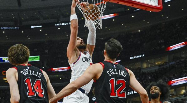 Feb 26, 2025; Chicago, Illinois, USA;  LA Clippers center Ivica Zubac (40) dunks the ball against Chicago Bulls forward Matas Buzelis (14) and forward Zach Collins (12) during the first half  at the United Center. Mandatory Credit: Matt Marton-Imagn Images Photo: Matt Marton/REUTERS