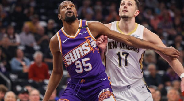 Feb 27, 2025; Phoenix, Arizona, USA; Phoenix Suns forward Kevin Durant (35) boxes out New Orleans Pelicans center Karlo Matkovic (17) in the first quarter at Footprint Center. Mandatory Credit: Brett Davis-Imagn Images Photo: Brett Davis/REUTERS