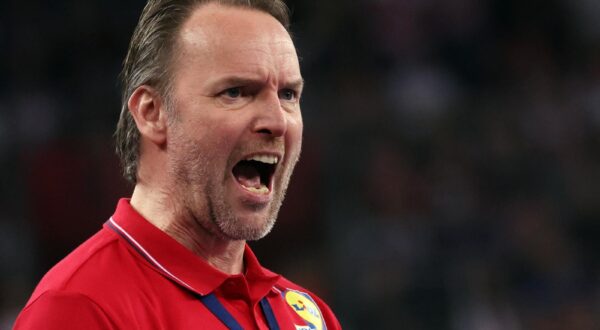 Handball - IHF Handball World Championships 2025 - Semi Final - France v Croatia - Zagreb Arena, Zagreb, Croatia - January 30, 2025 Croatia coach Dagur Sigurdsson reacts during the match REUTERS/Antonio Bronic Photo: Antonio Bronic/REUTERS
