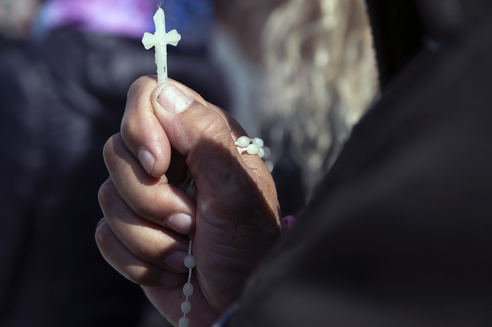 **NO LIBRI** Italy, Rome, Vatican, 2025/2/23 People pray outside the Agostino Gemelli Polyclinic in Rome, where Pope Francis is hospitalized since Feb. 14.Photograph by ALESSIA GIULIANI / Catholic Press Photo,Image: 967996124, License: Rights-managed, Restrictions: No Italy., Model Release: no, Credit line: ALESSIA GIULIANI / ipa-agency.net / PA Images / Profimedia