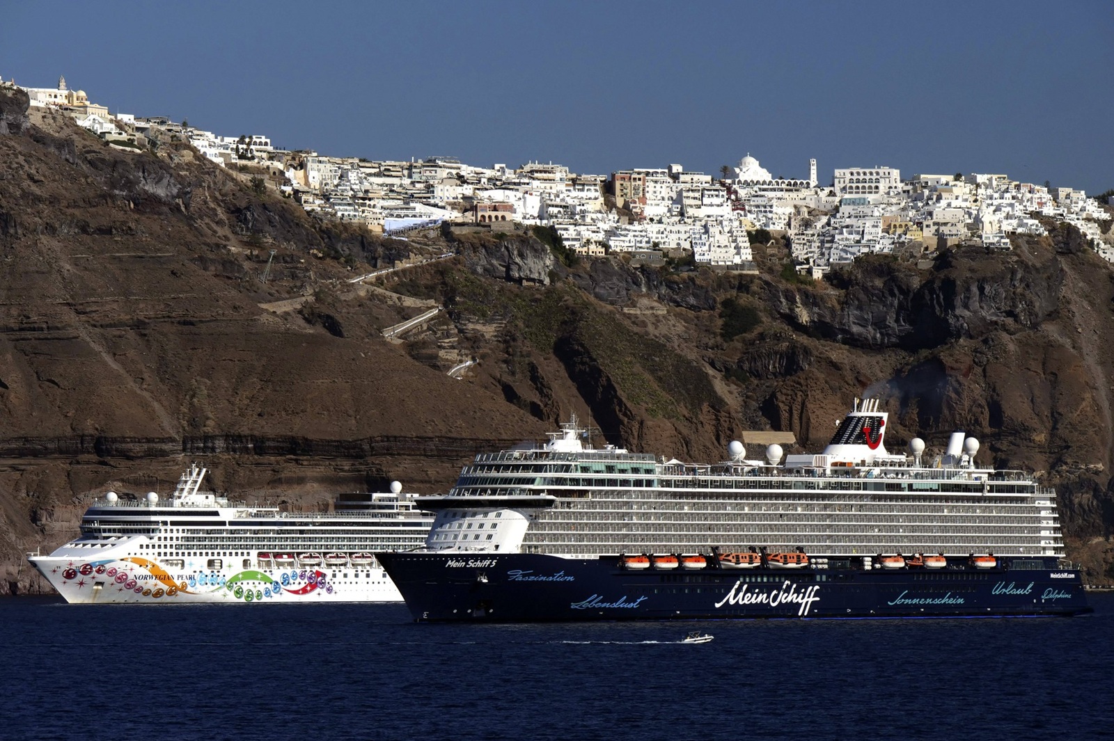 Kreuzfahrtschiffe liegen vor dem griechischen Archipel Santorini Santorin. Die typischen weißen Häuser der Stadt Fira schmiegen sich in den Hang. Nirgendwo in der EU ist der Massentourismus stärker ausgeprägt als auf den griechischen Inseln in der südlichen Ägäis. Themenbild, Symbolbild Fira, 04.10.2024 Santorini Griechenland *** Cruise ships moored off the Greek archipelago of Santorini Santorini The typical white houses of the town of Fira nestle into the hillside Nowhere in the EU is mass tourism more pronounced than on the Greek islands in the southern Aegean Themed image, symbolic image Fira, 04 10 2024 Santorini Greece Copyright: xRichardxHowesx,Image: 934834462, License: Rights-managed, Restrictions: imago is entitled to issue a simple usage license at the time of provision. Personality and trademark rights as well as copyright laws regarding art-works shown must be observed. Commercial use at your own risk., Model Release: no, Credit line: Richard Howes / imago stock&people / Profimedia