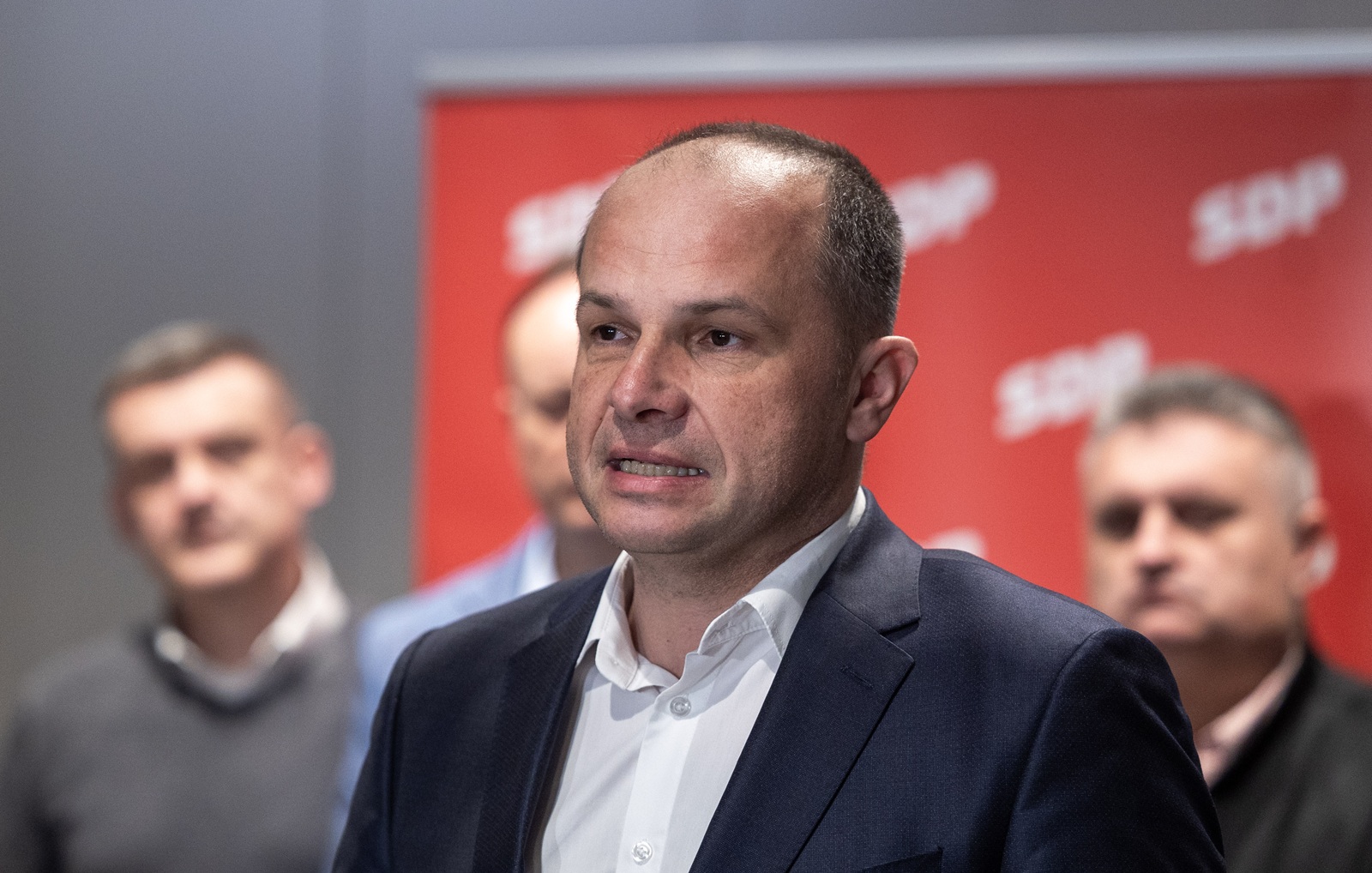 Zagreb, 27.2.2025 - Konferencija za medije u povodu predstavljanja kandidata za župana Zagrebačke županije Mihaela Zmajlovića i podrške SDP-a i Možemo! koji su zajednički predstavili Mihaela Zmajlovića kao kandidata za župana Zagrebačke županije. Na konferenciji su sudjelovali  Vildana Botonjić, koordinatorica Možemo! za Svetu Nedelju i Samobor, Sandra Benčić, saborska zastupnica i koordinatorica Možemo!, Siniša Hajdaš Dončić, saborski zastupnik i predsjednik SDP-a (na slici) te Mihael Zmajlović, kandidat za župana.
Foto Hina/ Dario GRZELJ/ dag