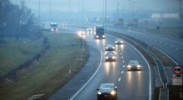 07.01.2025, Slavonski Brod: U poslijepodnevnim satima sve gusca magla i zbog povratka s blagdana pojacan promet na autocesti A3 u smjeru Zagreba. Photo: Ivica Galovic/PIXSELL