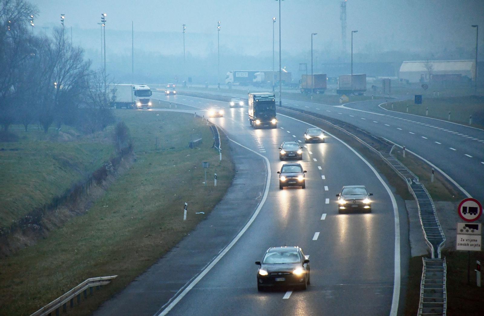 07.01.2025, Slavonski Brod: U poslijepodnevnim satima sve gusca magla i zbog povratka s blagdana pojacan promet na autocesti A3 u smjeru Zagreba. Photo: Ivica Galovic/PIXSELL