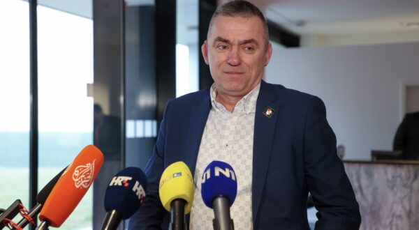 Zagreb, 25.02.2025 - Zastupnik DP-a Stipo Mlinarić poručio je u utorak uoči današnje sjednice Mandatno-imunitetnog povjerenstva koje treba donijeti odluku o skidanju imuniteta Josipu Dabri, da će se DP oduprijeti svakom političkom pritisku i neće podržati skidanje imuniteta svom kolegi. Na slici Stipo Mlinarić.
foto HINA/ Damir SENČAR/ ds