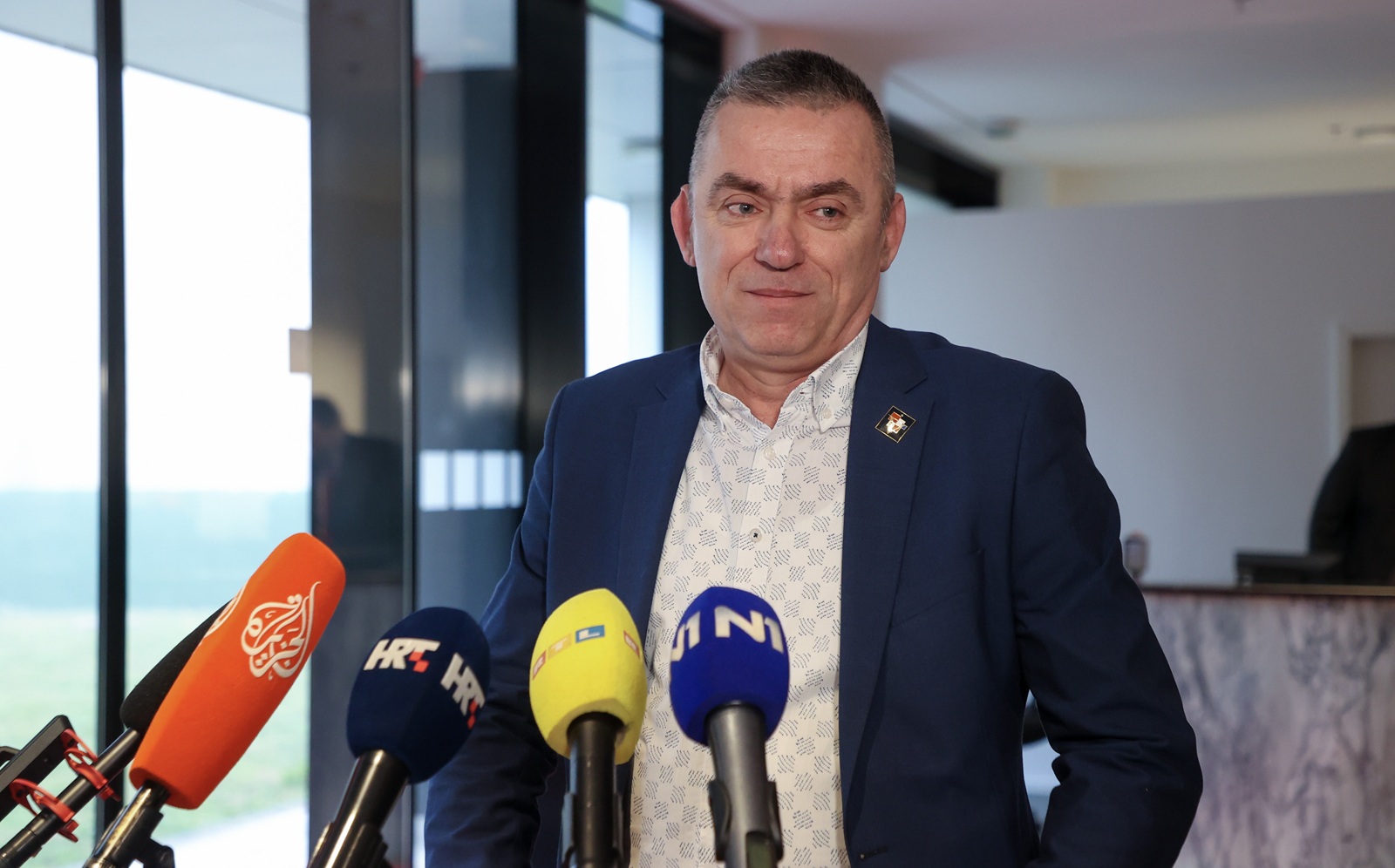 Zagreb, 25.02.2025 - Zastupnik DP-a Stipo Mlinarić poručio je u utorak uoči današnje sjednice Mandatno-imunitetnog povjerenstva koje treba donijeti odluku o skidanju imuniteta Josipu Dabri, da će se DP oduprijeti svakom političkom pritisku i neće podržati skidanje imuniteta svom kolegi. Na slici Stipo Mlinarić.
foto HINA/ Damir SENČAR/ ds