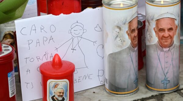 February 27, 2025, Roma, ITALIA: Baby's drawing and message of healing for Pope Francis under the statue of John Paul II outside of Agostino Gemelli Hospital where Pope Francis is hospitalized in Rome, Italy, 27 February 2025. The Pope slept well last night and is now resting. .ANSA/MAURIZIO BRAMBATTI,Image: 969751270, License: Rights-managed, Restrictions: * Italy Rights Out *, Model Release: no, Credit line: Maurizio Brambatti / Zuma Press / Profimedia