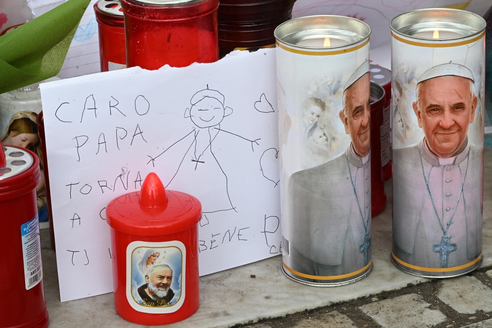 February 27, 2025, Roma, ITALIA: Baby's drawing and message of healing for Pope Francis under the statue of John Paul II outside of Agostino Gemelli Hospital where Pope Francis is hospitalized in Rome, Italy, 27 February 2025. The Pope slept well last night and is now resting. .ANSA/MAURIZIO BRAMBATTI,Image: 969751270, License: Rights-managed, Restrictions: * Italy Rights Out *, Model Release: no, Credit line: Maurizio Brambatti / Zuma Press / Profimedia