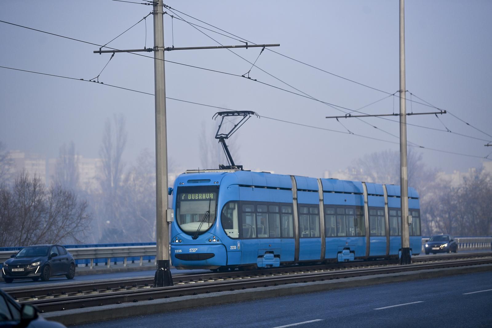 31.12.2024.,  Zagreb - Nakon sto je zavrsena konstrukcijska obnova Jadranskog mosta ZET je proveo ponovno postavljanje tramvajskih kolosjeka, tramvajske linije 7 i 14 ponovo prometuju preko mosta i uobicajenom trasom kroz Novi Zagreb. Photo: Igor Soban/PIXSELL