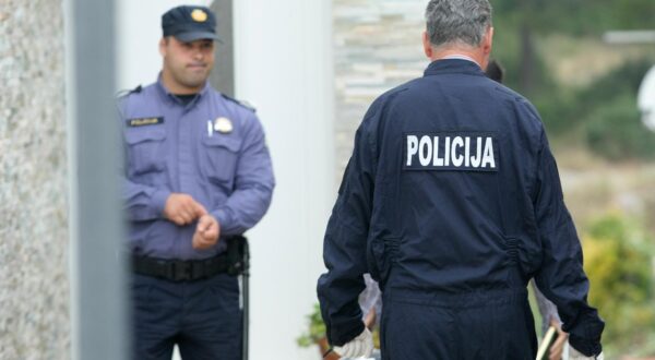 21.10.2014., Zadar - Tijekom noci nepoznata osoba ubacila je nekoliko eksplozivnih naprava u dvoriste kuce Marka Pupica, nezavisnog gradskog vijecnika. Ni jedna od njih nije eksplodirala. Djelatnici policije tijekom ocevida.rPhoto: Dino Stanin/PIXSELL