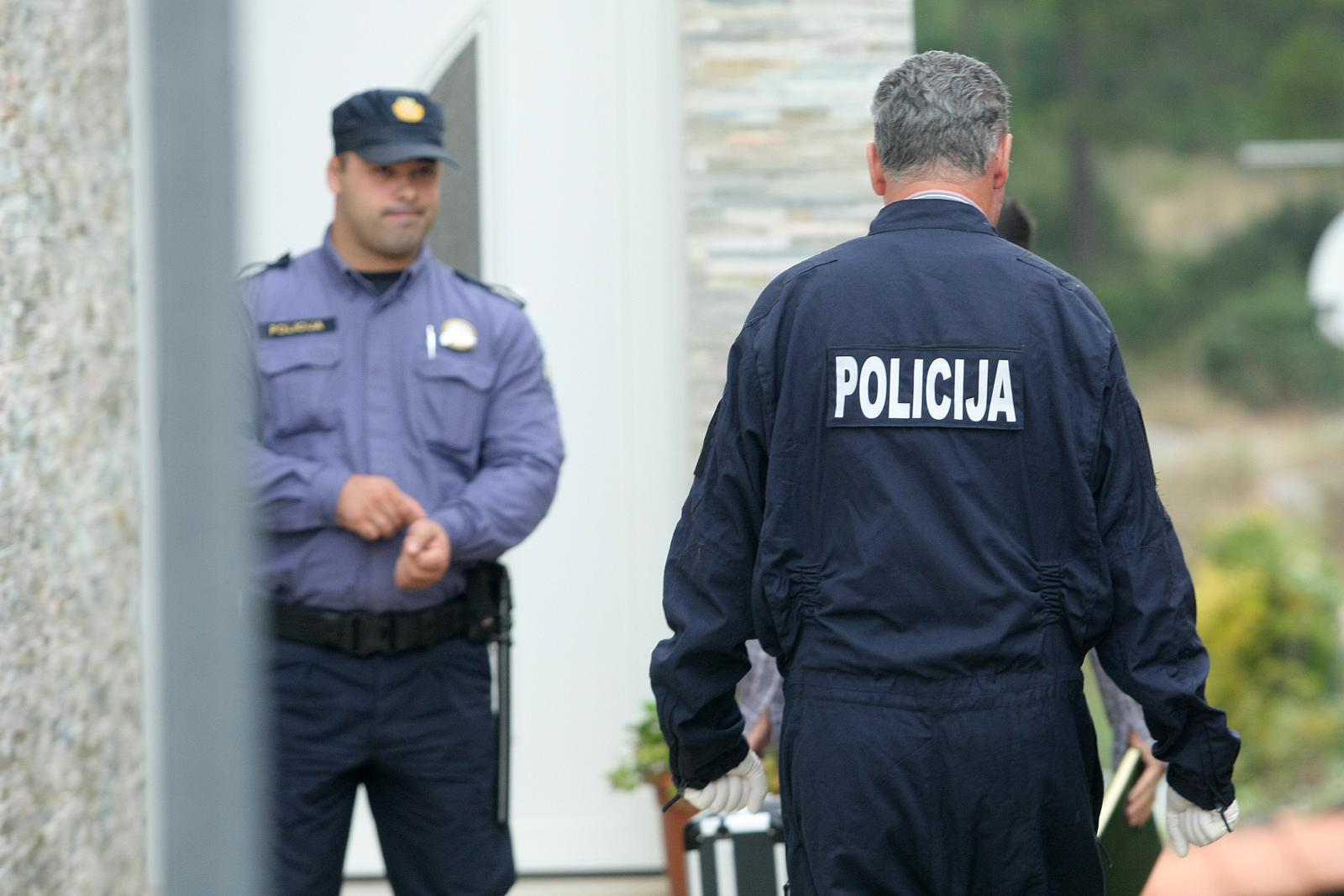 21.10.2014., Zadar - Tijekom noci nepoznata osoba ubacila je nekoliko eksplozivnih naprava u dvoriste kuce Marka Pupica, nezavisnog gradskog vijecnika. Ni jedna od njih nije eksplodirala. Djelatnici policije tijekom ocevida.rPhoto: Dino Stanin/PIXSELL