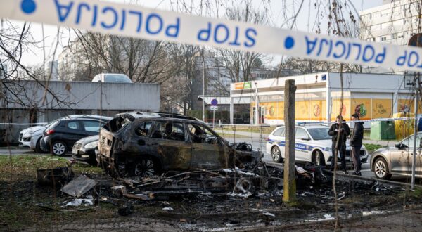 07.02.2025., Zagreb - Na parkiralistu u Vuceticevom prilazu u potpunosti su u pozaru izgorjeli automobil marke BMW te kamp kucica, a ostecen je automobil marke Hyundai. Policija obavlja ocevid.
 Photo: Davor Puklavec/PIXSELL