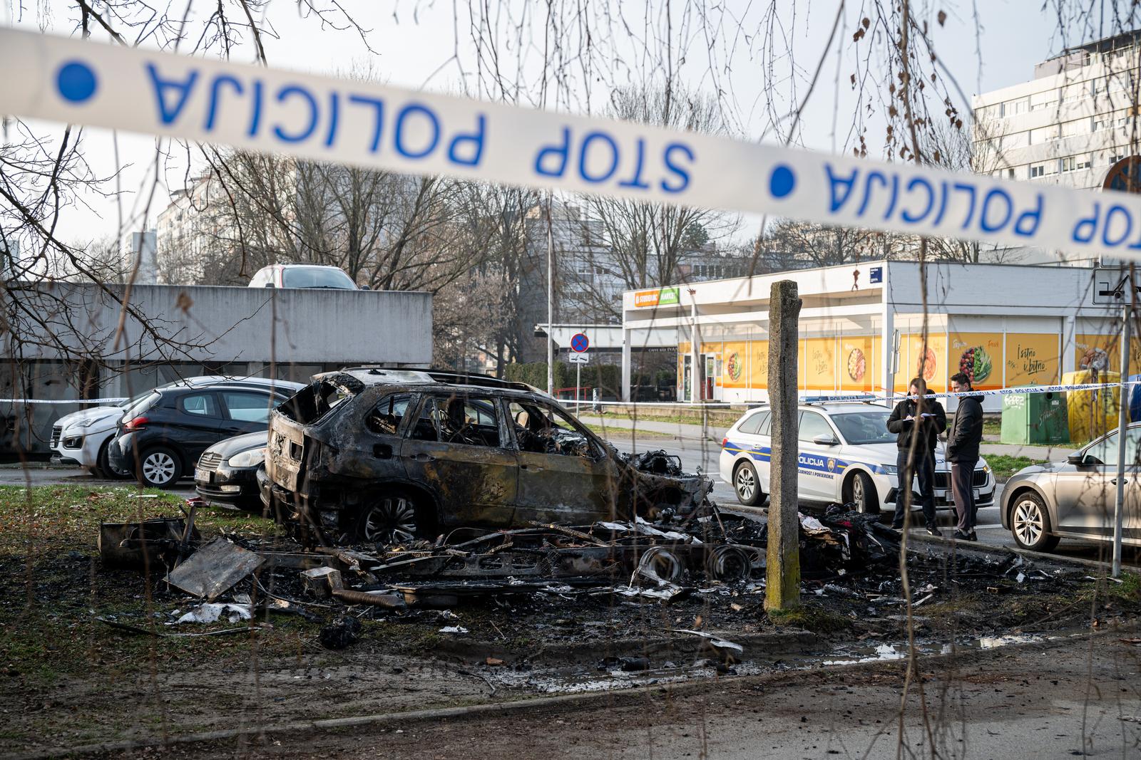 07.02.2025., Zagreb - Na parkiralistu u Vuceticevom prilazu u potpunosti su u pozaru izgorjeli automobil marke BMW te kamp kucica, a ostecen je automobil marke Hyundai. Policija obavlja ocevid.
 Photo: Davor Puklavec/PIXSELL