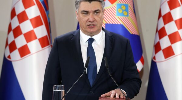 Zagreb, 17.2.2020 - Sveèana ceremonija inauguracije izabranog predsjednika Republike Hrvatske Zorana Milanoviæa, koji preuzima dunost od dosadanje predsjednice Kolinde Grabar-Kitaroviæ. Na slici Zoran Milanoviæ polae prisegu.
foto HINA/ POOL/ Damir SENÈAR/ ua
