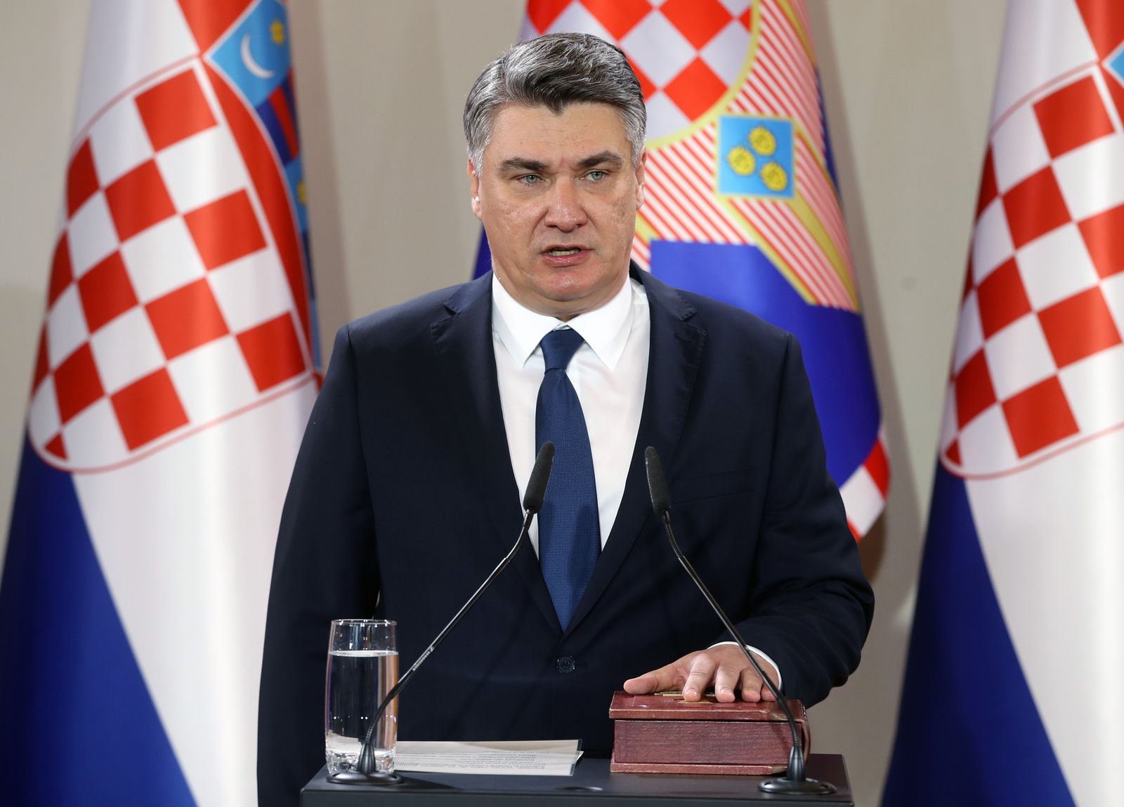Zagreb, 17.2.2020 - Sveèana ceremonija inauguracije izabranog predsjednika Republike Hrvatske Zorana Milanoviæa, koji preuzima dunost od dosadanje predsjednice Kolinde Grabar-Kitaroviæ. Na slici Zoran Milanoviæ polae prisegu.
foto HINA/ POOL/ Damir SENÈAR/ ua