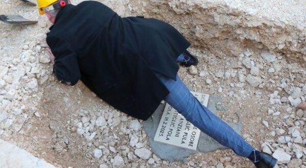 Pula, 180225.
Svecano otvorenje radova na projektu dogradnje i rekonstrukcije maticne zgrade Doma za starije osobe Alfredo Stiglic. 
Na fotografiji: Zupan Boris Miletic se pokliznuo prilikom postavljanja kamena temeljca.
Foto: Goran Sebelic / CROPIX