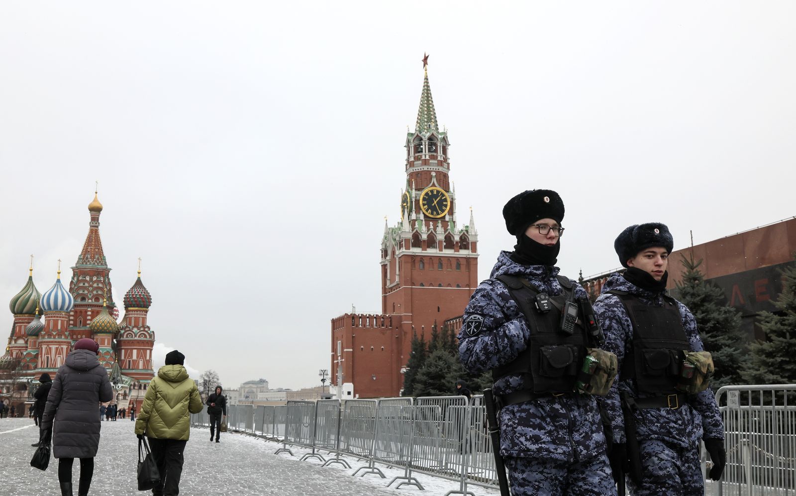 epa11892748 Russian police patrol in front of the Moscow Kremlin on Red Square in Moscow, Russia, 13 February 2025. Russia has begun preparing a negotiating group to organize a meeting between the presidents of Russia and the United States, Russian presidential press secretary Dmitry Peskov said. The day before, Putin and Trump had a telephone conversation.  EPA/MAXIM SHIPENKOV