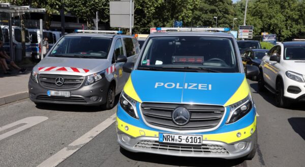 Kleinere Verkehrsunfälle im Polizeialltag Vor dem Hauptbahnhof von Essen hatten sich zwei Busse gerammt und es kam zu einem Sachschaden ohne verletzte Personen. Die Polizei nahm den Unfall auf und dokumentierte die Unfallstelle. Essen Nordrhein-Westfalen Deutschland Hauptbahnhof *** Minor traffic accidents in everyday police work Two buses rammed into each other in front of Essen Central Station, resulting in property damage without injuries The police recorded the accident and documented the scene Essen North Rhine-Westphalia Germany Central Station,Image: 885777942, License: Rights-managed, Restrictions: imago is entitled to issue a simple usage license at the time of provision. Personality and trademark rights as well as copyright laws regarding art-works shown must be observed. Commercial use at your own risk., Model Release: no, Credit line: Gottfried Czepluch / imago stock&people / Profimedia