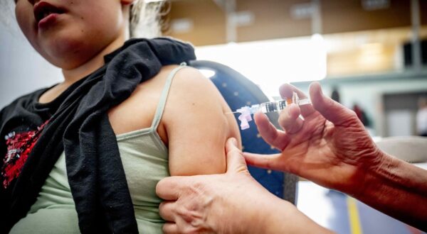 Children are vaccinated by an employee of the Utrecht Municipal Health Service for HPV and MMR vaccination. The number of measles infections has already risen to over fifty. In the Netherlands, the vaccination rate among babies and toddlers has now fallen below 90 percent. Soest, Netherlands on April 5, 2024.,Image: 862816643, License: Rights-managed, Restrictions: , Model Release: no, Credit line: Utrecht Robin/ABACA / Abaca Press / Profimedia