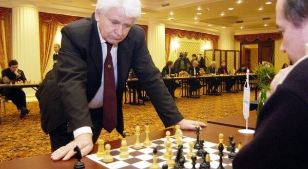 Ruský šachový velmistr a desátý mistr světa Boris Spasskij (vlevo) sehrál 28. ledna v Karlových Varech simultánku proti dvaadvaceti protihráčům.,Image: 667785108, License: Rights-managed, Restrictions: , Model Release: no, Credit line: Babej Ivan / ČTK / Profimedia