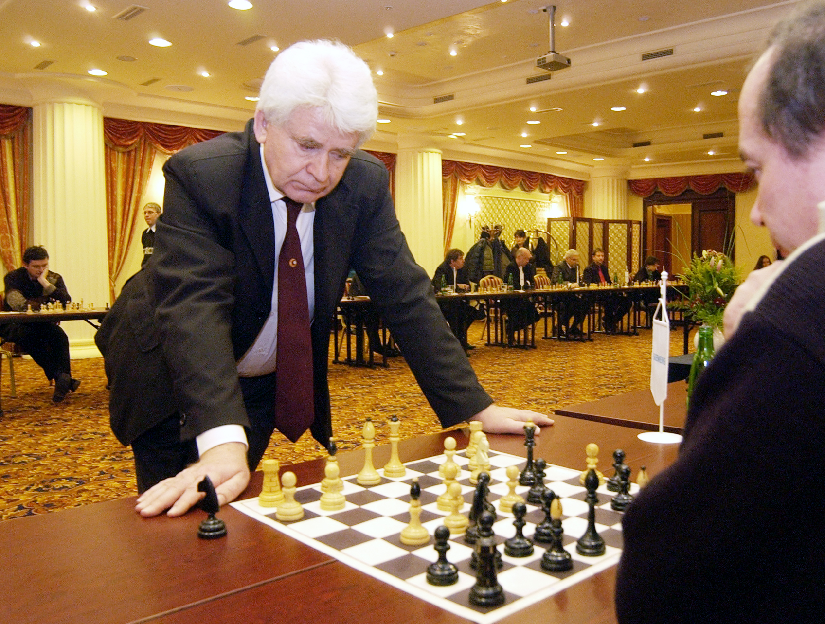 Ruský šachový velmistr a desátý mistr světa Boris Spasskij (vlevo) sehrál 28. ledna v Karlových Varech simultánku proti dvaadvaceti protihráčům.,Image: 667785108, License: Rights-managed, Restrictions: , Model Release: no, Credit line: Babej Ivan / ČTK / Profimedia