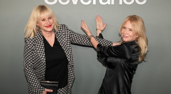 Patricia Arquette et sa soeur Rosanna Arquette - Photocall lors de la projection de la série produite et réalisée par Ben Stiller "Severance" (Apple Tv+) ŕ Los Angeles le 8 avril 2022. 08 April 2022 - Los Angeles, California - Danielle Pinnock. Premiere Of Apple TV+'s "Severance".,Image: 681670754, License: Rights-managed, Restrictions: , Model Release: no, Credit line: WALTER / Bestimage / Profimedia