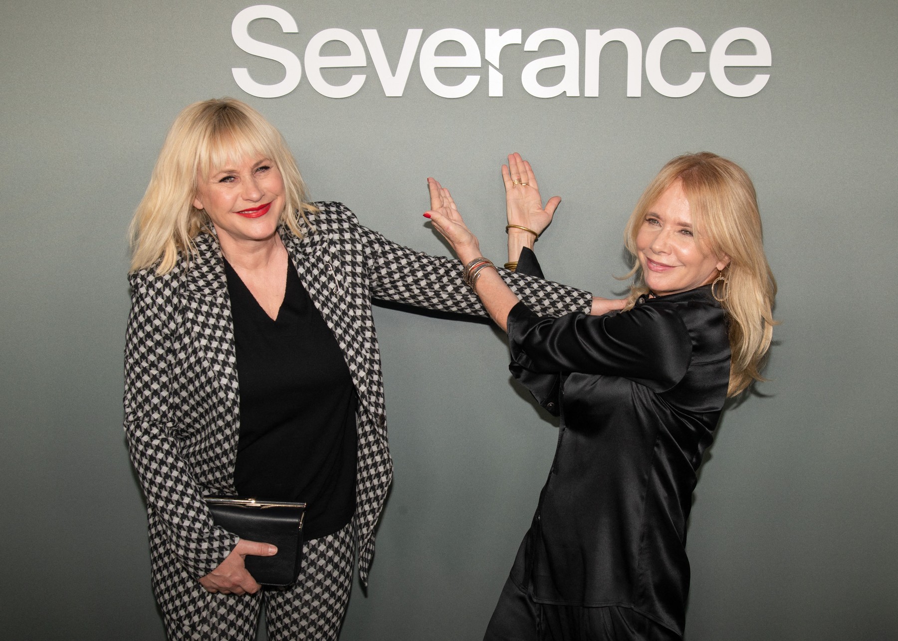 Patricia Arquette et sa soeur Rosanna Arquette - Photocall lors de la projection de la série produite et réalisée par Ben Stiller "Severance" (Apple Tv+) ŕ Los Angeles le 8 avril 2022. 08 April 2022 - Los Angeles, California - Danielle Pinnock. Premiere Of Apple TV+'s "Severance".,Image: 681670754, License: Rights-managed, Restrictions: , Model Release: no, Credit line: WALTER / Bestimage / Profimedia