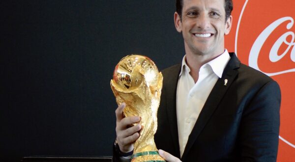 BEIRUT, June 6, 2022  -- Former Brazilian football player Juliano Belletti poses with the trophy at Beirut Airport, Lebanon, on June 5, 2022.,Image: 697302432, License: Rights-managed, Restrictions: , Model Release: no, Credit line: Liu Zongya / Xinhua News / Profimedia