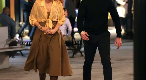 New York City, NY  - Archived images from January 2024 show Blake Lively and Justin Baldoni on the set of It Ends With Us in New Jersey.

BACKGRID USA 23 DECEMBER 2024,Image: 949640505, License: Rights-managed, Restrictions: , Model Release: no, Pictured: Blake Lively, Justin Baldoni, Credit line: Jose Perez / BACKGRID / Backgrid USA / Profimedia