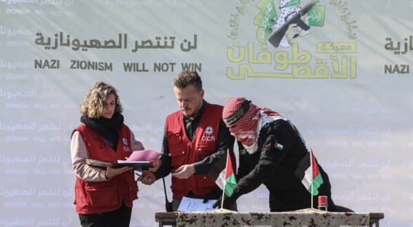 Israeli hostage Keith Siegel being delivered to representatives of the International Committee of the Red Cross (ICRC) by fighters of the Ezz al-Din Al-Qassam brigades, the military wing of Hamas, at Gaza port in Gaza City, 01 February 2025. Three Israeli hostages, Keith Siegel, Ofer Calderon and Yarden Bibas were transferred from Hamas to the Red Cross, as part of the Israeli-Hamas hostage release and cease-fire deal. Photo by Omar Ashtawy apaimages//APAIMAGES_APA3403/Credit:Omar Ashtawy / APA/SIPA/2502011318,Image: 959359889, License: Rights-managed, Restrictions: , Model Release: no, Credit line: Omar Ashtawy / APA / Sipa Press / Profimedia