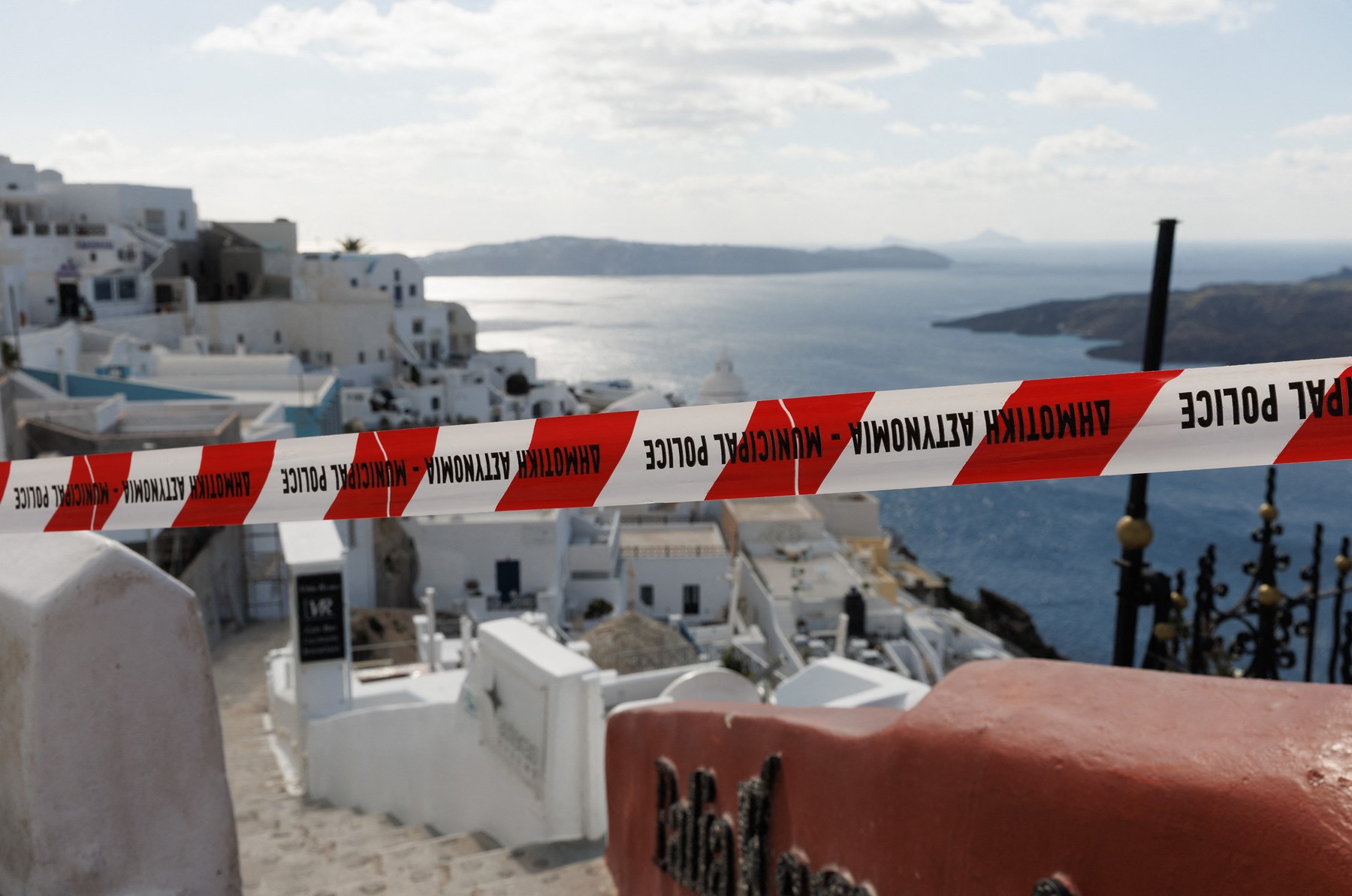 SANTORINI, GREECE - FEBRUARY 06: Residents and tourists scramble to leave Greek island on ferries and planes due to ongoing seismic activity in Santorini, Greece on February 06, 2025. Greece declared a state of emergency for Santorini, the focal point of ongoing seismic activity in the southern Aegean Sea since Feb. 1. John Liakos / Anadolu,Image: 960857109, License: Rights-managed, Restrictions: , Model Release: no, Credit line: John Liakos / AFP / Profimedia