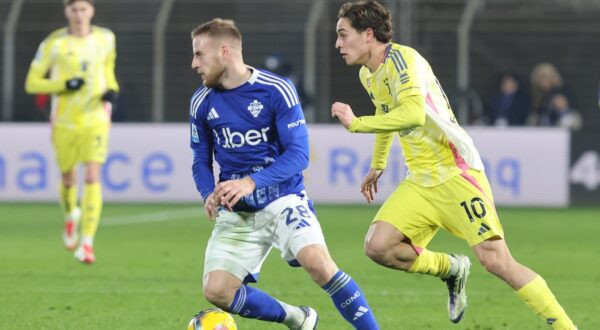 Como 1907's Ivan Smolcic       in action during the Serie A Enilive 2024/2025 soccer match between Como and Juventus at the Giuseppe Sinigaglia stadium in Como, north Italy -    February 7 2025 Sport - Soccer. (),Image: 961079860, License: Rights-managed, Restrictions: , Model Release: no, Credit line: Antonio Saia / LaPresse / Profimedia