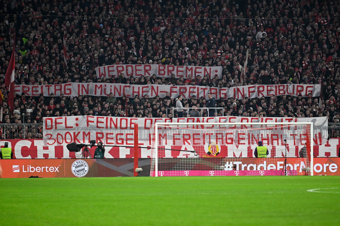 Muenchen, Allianz Arena, 07.02.25, GER, Herren, 1.Bundesliga, Saison 2024-2025, FC Bayern Muenchen - SV Werder Bremen Bild: Fankurve, Fans, Fanblock Bayern protestiert gegen Spielansetzungen der DFL DFL regulations prohibit any use of photographs as image sequences and/or quasi-video. Bayern Deutschland,Image: 961188385, License: Rights-managed, Restrictions: , Model Release: no, Credit line: Ulrich Hufnagel / imago sportfotodienst / Profimedia