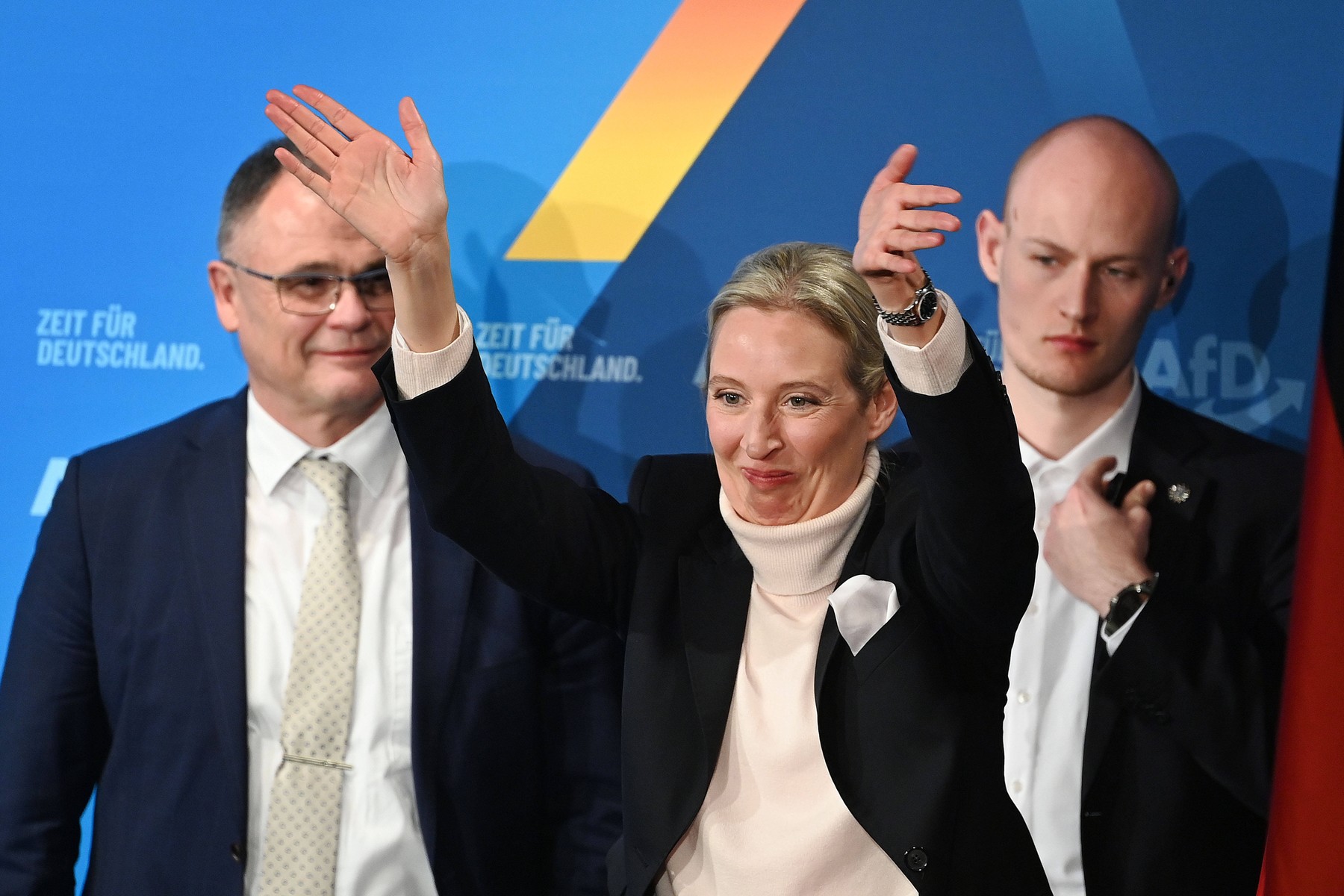 Alice Weidel Kanzlerkandidatin der AfD, winkt,winken,Halbfigur,halbe Figur, AfD Wahlkampf -Veranstaltung am 09.02.2025 in Heidenheim *** Alice Weidel candidate for chancellor of the AfD , waving,waving,half figure,half figure, AfD election campaign event on 09 02 2025 in Heidenheim,Image: 961775199, License: Rights-managed, Restrictions: imago is entitled to issue a simple usage license at the time of provision. Personality and trademark rights as well as copyright laws regarding art-works shown must be observed. Commercial use at your own risk., Model Release: no, Credit line: Frank Hoermann / SVEN SIMON / imago stock&people / Profimedia
