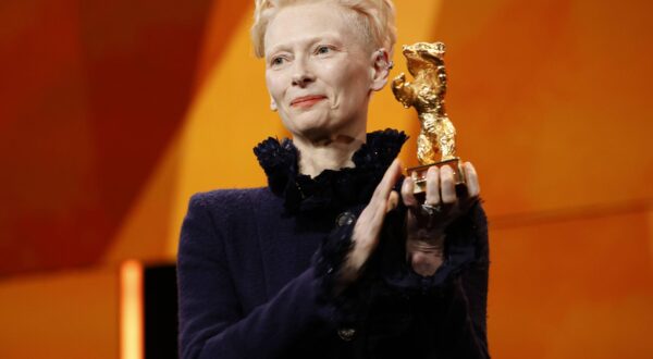 Tilda Swinton erhält den Goldenen Ehrenbären bei der Festivaleröffnung und der Premiere des Kinofilms Das Licht / The Light auf der Berlinale 2025 / 75. Internationale Filmfestspiele Berlin im Berlinale Palast. Berlin, 13.02.2025 *** Tilda Swinton receives the Honorary Golden Bear at the festival opening and the premiere of the feature film The Light at the Berlinale 2025 75 Berlin International Film Festival at the Berlinale Palast Berlin, 13 02 2025 Foto:xD.xBedrosianx/xFuturexImagex berlinale_opening_5910,Image: 963742401, License: Rights-managed, Restrictions: imago is entitled to issue a simple usage license at the time of provision. Personality and trademark rights as well as copyright laws regarding art-works shown must be observed. Commercial use at your own risk., Model Release: no, Credit line: Dave Bedrosian / imago stock&people / Profimedia