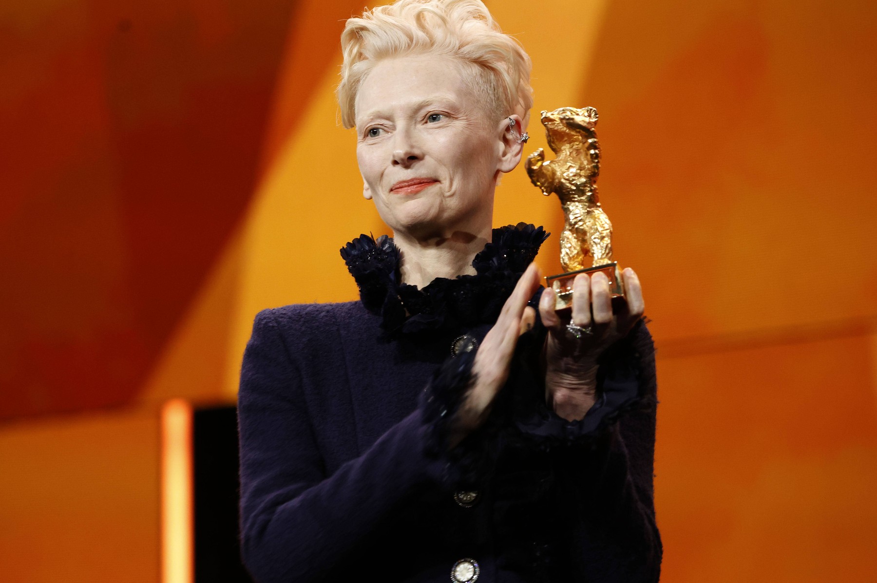 Tilda Swinton erhält den Goldenen Ehrenbären bei der Festivaleröffnung und der Premiere des Kinofilms Das Licht / The Light auf der Berlinale 2025 / 75. Internationale Filmfestspiele Berlin im Berlinale Palast. Berlin, 13.02.2025 *** Tilda Swinton receives the Honorary Golden Bear at the festival opening and the premiere of the feature film The Light at the Berlinale 2025 75 Berlin International Film Festival at the Berlinale Palast Berlin, 13 02 2025 Foto:xD.xBedrosianx/xFuturexImagex berlinale_opening_5910,Image: 963742401, License: Rights-managed, Restrictions: imago is entitled to issue a simple usage license at the time of provision. Personality and trademark rights as well as copyright laws regarding art-works shown must be observed. Commercial use at your own risk., Model Release: no, Credit line: Dave Bedrosian / imago stock&people / Profimedia
